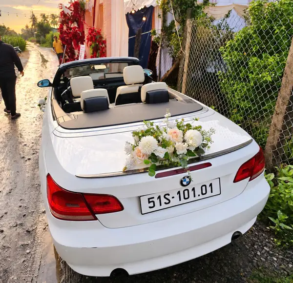 Thuê xe mui trần cưới BMW 3 Series mui trần trắng – đuôi xe kết hoa trắng