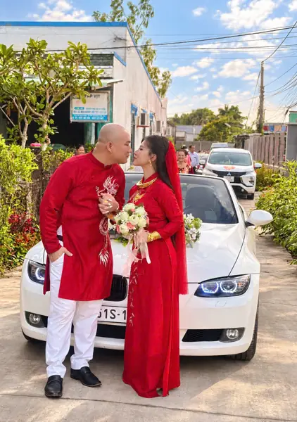Thuê xe mui trần cưới BMW 3 Series mui trần trắng – cô dâu chú rể bên xe