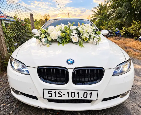 Thuê xe mui trần cưới BMW 3 Series trắng kết hoa trắng