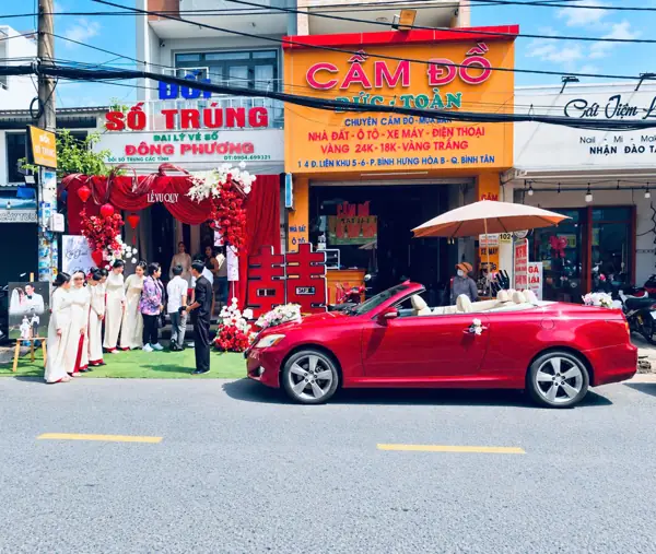 Thuê xe mui trần cưới Lexus IS mui trần đỏ – xe hoa trước nhà cô dâu