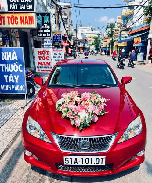 Thuê xe mui trần cưới Lexus IS đỏ kết hoa hồng phấn