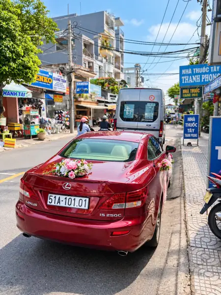 Thuê xe mui trần cưới Lexus IS mui trần đỏ – đuôi xe trên phố