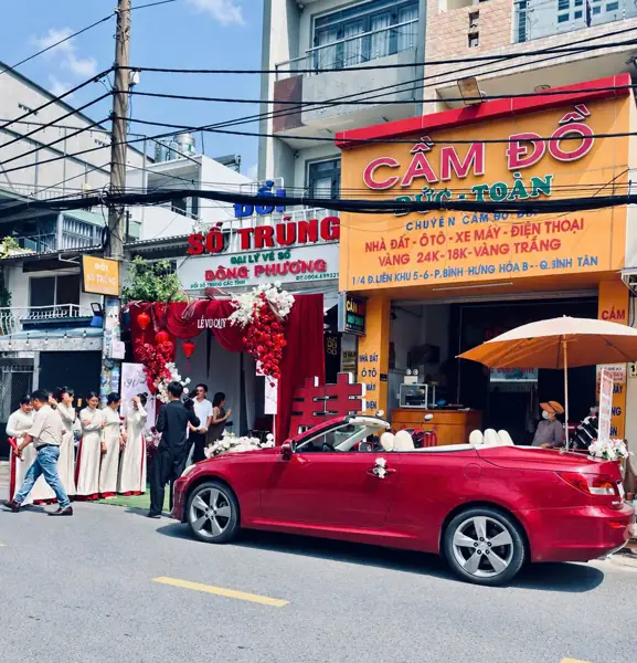 Thuê xe mui trần cưới Lexus IS mui trần đỏ – đỗ trước tiệc cưới