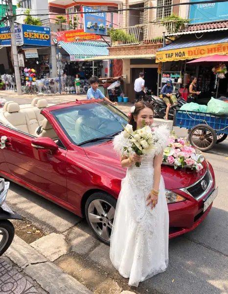 Thuê xe mui trần cưới Lexus IS mui trần đỏ – cô dâu váy cưới bên xe