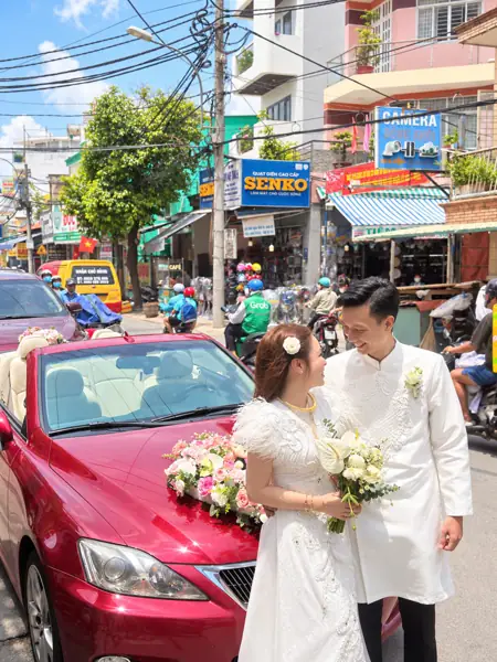 Thuê xe mui trần cưới Lexus IS mui trần đỏ – cô dâu chú rể và xe hoa