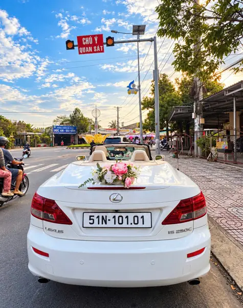 Thuê xe mui trần cưới Lexus IS 250C mui trần trắng – đuôi xe kết hoa hồng