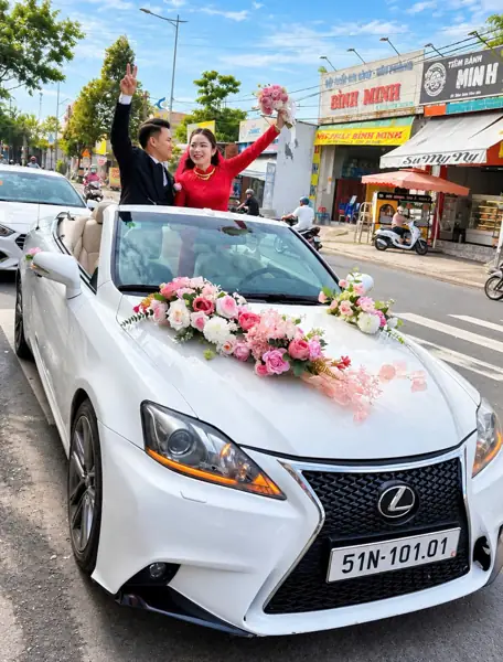 Thuê xe mui trần cưới Lexus IS 250C mui trần trắng – cô dâu chú rể trên xe mui trần