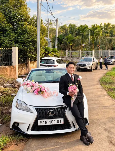 Thuê xe mui trần cưới Lexus IS 250C mui trần trắng – chú rể bên xe hoa