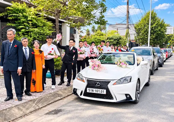Thuê xe mui trần cưới Lexus IS 250C mui trần trắng – gia đình đón dâu bên xe hoa