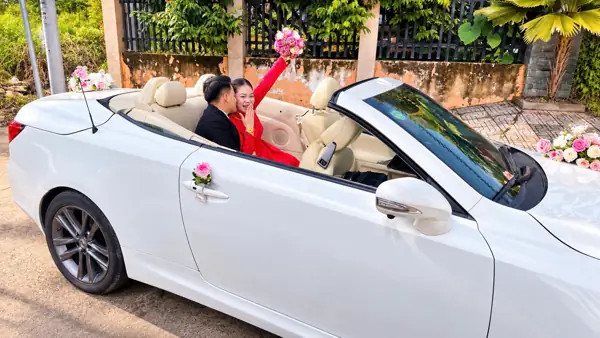 Thuê xe mui trần cưới Lexus IS 250C mui trần trắng – cô dâu chú rể ngồi xe mui trần