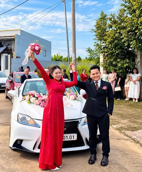Thuê xe mui trần cưới Lexus IS 250C mui trần trắng – cô dâu áo dài đỏ bên xe hoa
