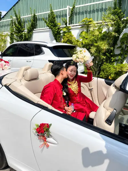 Thuê xe mui trần cưới Lexus IS 250C mui trần trắng – cô dâu chú rể trong xe