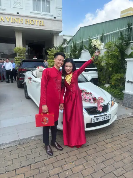 Thuê xe mui trần cưới Lexus IS 250C mui trần trắng – cô dâu chú rể trước nhà gái